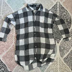 Black and white flannel with hand pockets